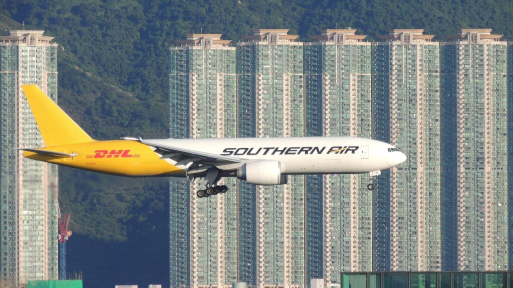미국 관세법 개정으로 국제 배송에 영향을 받는 DHL 화물기 이미지

